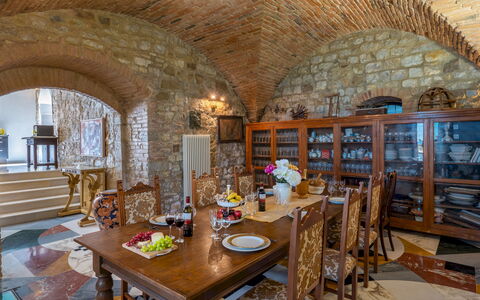 Torre al Poggio 8: Mueble, Diseño De Interiores, Piso, Suelo, Mesa, Techo, Silla, Encendiendo, Comedor, Cocina Y Comedor Mesa