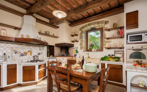 Casale del Castagneto 8: Mueble, Diseño De Interiores, Cocina, Piso, Casa, Mesa, Habitación, Cocina Y Comedor Mesa, Silla, Mostrador