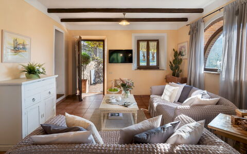 Villa Beltramonto 14: Mueble, Diseño De Interiores, Sofá, Piso, Pared, Suelo, Habitación, Mesa, Madera, Sala