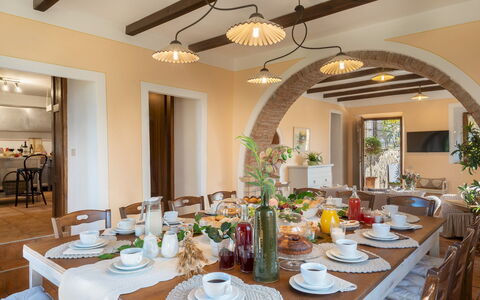 Villa Beltramonto 14: Mueble, Diseño De Interiores, Comedor, Mesa, Silla, Cocina Y Comedor Mesa, Techo, Madera, Lámpara, Encendiendo
