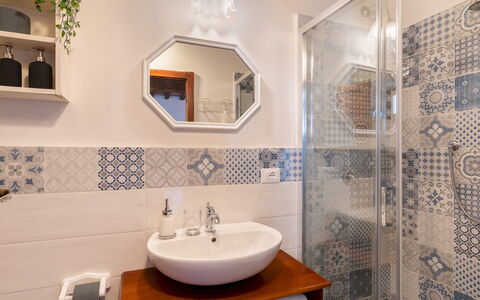 Villa Beltramonto 14: Piso, Suelo, Diseño De Interiores, Loseta, Baño, Arreglo De Tubería, Habitación, Techo, Plomería