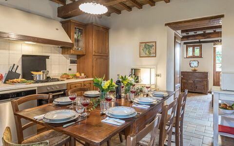 Casa Largnano 6+2: Mueble, Diseño De Interiores, Piso, Comedor, Mesa, Madera, Cocina Y Comedor Mesa, Silla, Techo, Suelo