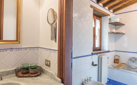 Villa Paola 6: Arreglo De Tubería, Diseño De Interiores, Piso, Grifo, Plomería, Lavabo, Lavabo Del Baño, Suelo, Baño, Casa