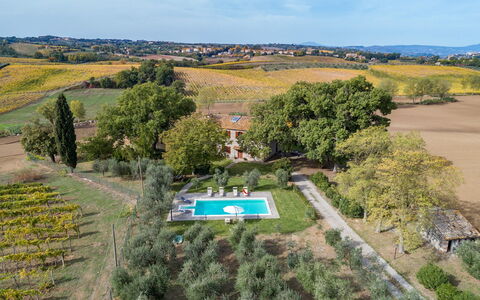 Casale le Tre Querce 8+1: Barrio Residencial, Casa, Inmuebles, Casa, El Terreno Del Lote, Piscina, Jardín, Plantación, Césped, Hacienda