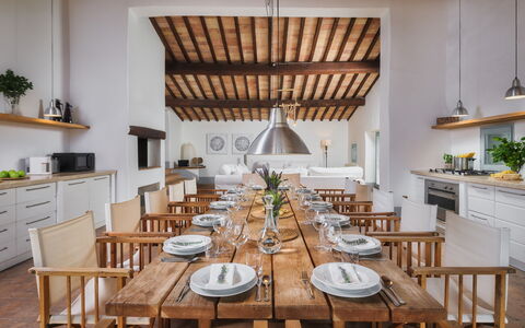 Villa Carmeli 12+2: Mueble, Diseño De Interiores, Madera, Piso, Techo, Mesa, Cocina Y Comedor Mesa, Cocina, Casa, Silla