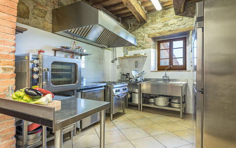 Podere le Corone 14: Cocina, Aparato De Cocina, Mostrador, Electrodoméstico, Estufa De Cocina, Electrodoméstico, Estufa, Gabinetes, Mueble, Piso
