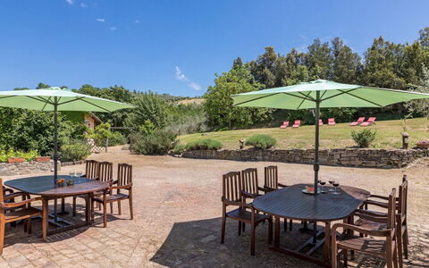 Podere le Corone 14: Mueble, Mueble Para Exteriores, Mesa, Mesa Al Aire Libre, Silla, Jardín, Cocina Y Comedor Mesa, Paraguas, Sombra, Paisajismo