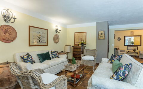 Villa Rinaldi 6: Mueble, Diseño De Interiores, Sofá, Pared, Piso, Sala, Madera, Suelo, Habitación, Mesa