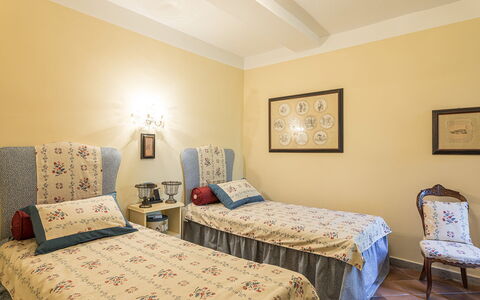 Villa Rinaldi 6: Mueble, Cama, Diseño De Interiores, Habitación, Lecho, Pared, Sábana, Habitación, Suelo, Linos