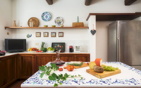 La Panoramica 8: Mueble, Diseño De Interiores, Madera, Mostrador, Cocina, Fruta, Piso, Vajilla, Habitación, Encendiendo