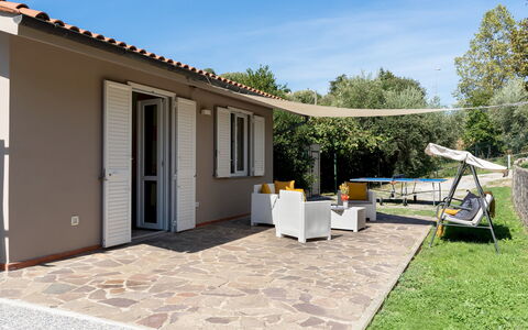Villa Cristina 3: Mueble Para Exteriores, Casa, Techo, Sombra, Puerta, Cabaña, Silla, Porche, Mesa Al Aire Libre, Patio Interior