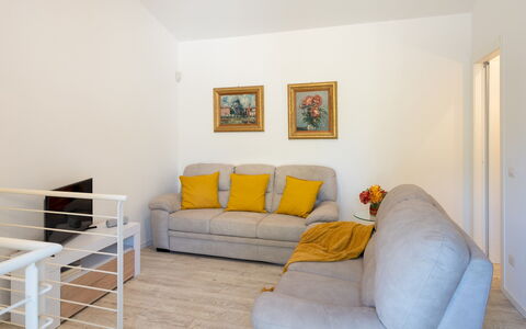 Villa Cristina 3: Diseño De Interiores, Mueble, Piso, Suelo, Madera, Sofá, Habitación, Sala, Departamento