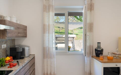 Villa Cristina 3: Mueble, Diseño De Interiores, Madera, Piso, Suelo, Cocina, Casa, Electrodoméstico, Aparato De Cocina, Mostrador