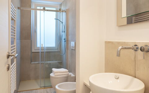 Villa Cristina 3: Baño, Piso, Arreglo De Tubería, Suelo, Diseño De Interiores, Pared, Baño, Lavabo Del Baño, Lavabo, Asiento Del Baño