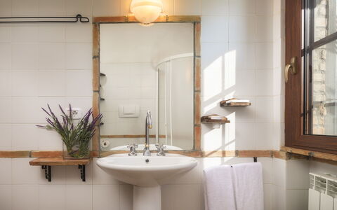 Podere Caprarecce 8: Diseño De Interiores, Arreglo De Tubería, Lavabo Del Baño, Baño, Espejo, Grifo, Plomería, Lavabo, Lámpara