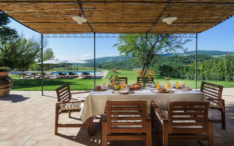 Casale Tavernelle 6: Mueble, Mueble Para Exteriores, Silla, Sombra, Recurso, Eco Hotel, Piscina, Paisajismo, Paraguas, Estructura Al Aire Libre
