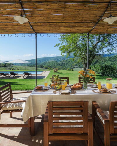 Casale Tavernelle 6: Mueble, Mueble Para Exteriores, Silla, Sombra, Recurso, Eco Hotel, Piscina, Paisajismo, Paraguas, Estructura Al Aire Libre