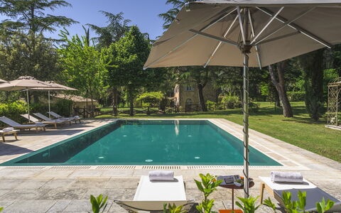 Villa Metelliano 10: Piscina, Árbol, Mueble Para Exteriores, Recurso, Paraguas, Mueble, Sombra, Jardín, Inmuebles, Paisajismo
