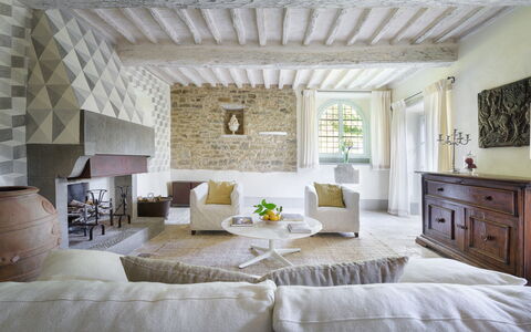 Villa Metelliano 10: Mueble, Diseño De Interiores, Piso, Pared, Suelo, Madera, Techo, Sofá, Casa, Sala