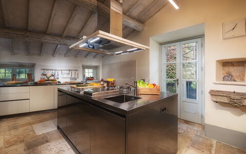 Villa Metelliano 10: Cocina, Diseño De Interiores, Mostrador, Piso, Mueble, Aparato De Cocina, Madera, Techo, Gabinetes, Suelo