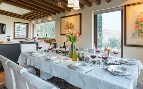 Casale Santa Lucia 8+2: Mueble, Diseño De Interiores, Vajilla, Mesa, Silla, Casa, Encendiendo, Cocina Y Comedor Mesa, Comedor, Habitación