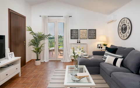 Casa la Fenice 8+2: Mueble, Diseño De Interiores, Piso, Sofá, Suelo, Madera, Sala, Mesa, Habitación, Silla