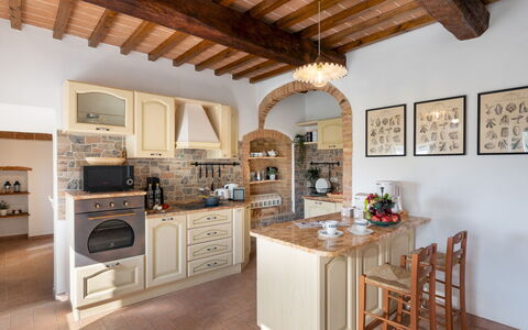 Casa la Fenice 8+2: Mueble, Cocina, Diseño De Interiores, Pared, Piso, Mostrador, Aparato De Cocina, Gabinetes, Madera, Techo