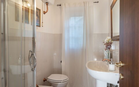 Casa la Fenice 8+2: Piso, Suelo, Diseño De Interiores, Arreglo De Tubería, Baño, Encendiendo, Baño, Habitación, Puerta, Asiento Del Baño