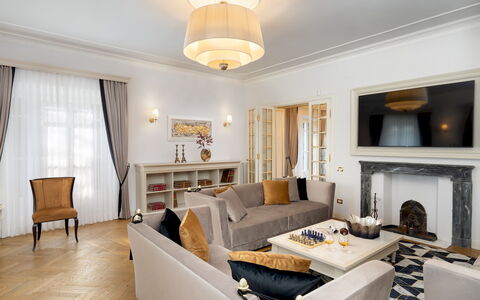 Villa Irma 10: Mueble, Diseño De Interiores, Piso, Suelo, Sofá, Pared, Sala, Madera, Techo, Habitación