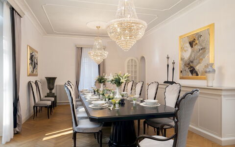 Villa Irma 10: Mueble, Diseño De Interiores, Comedor, Silla, Mesa, Lámpara, Candelabro, Piso, Madera, Techo
