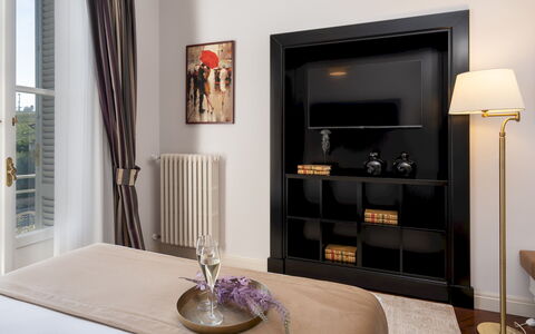 Villa Irma 10: Mueble, Diseño De Interiores, Pared, Habitación, Madera, Televisión, Suelo, Casa, Piso, Encendiendo
