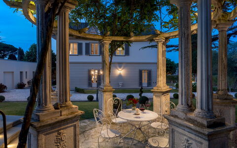 Villa Irma 10: Encendiendo, Columna, Moldura, Inmuebles, Mansión, Jardín, Lámpara, Maceta, Paisajismo, Planta De Casa
