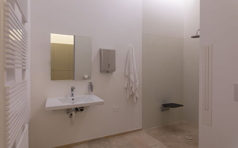Villa Anna Elisa 8: Piso, Pared, Suelo, Arreglo De Tubería, Diseño De Interiores, Madera, Baño, Lavabo Del Baño, Techo, Espejo