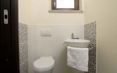 Villa Maggiorana 10: Baño, Arreglo De Tubería, Piso, Asiento Del Baño, Suelo, Baño, Diseño De Interiores, Lavabo Del Baño, Plomería, Lavabo