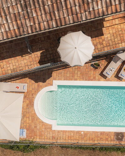Villa Maggiorana 10: Piscina, Mueble Para Exteriores, Material Compuesto, Recurso, Sunlounger, Silla, Paraguas, Loseta, Diseño, Villa