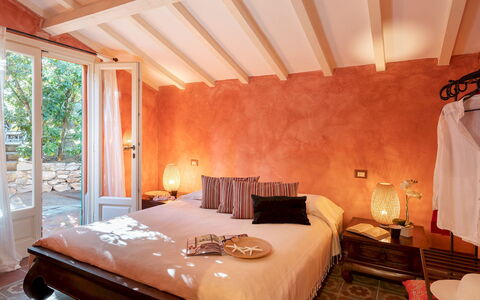 Villa Corallina 12: Mueble, Cama, Diseño De Interiores, Habitación, Pared, Sábana, Madera, Lecho, Piso, Suelo