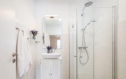 Villa Laconella 8+4: Baño, Diseño De Interiores, Arreglo De Tubería, Piso, Suelo, Baño, Plomería, Puerta, Grifo, Lavabo
