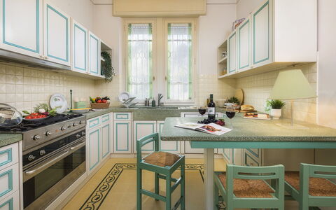 Villa Gaius 8+2: Cocina, Mostrador, Diseño De Interiores, Piso, Aparato De Cocina, Gabinetes, Mueble, Madera, Electrodoméstico, Estufa De Cocina
