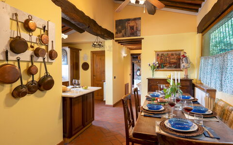 Podere Belvedere 6: Mueble, Diseño De Interiores, Madera, Techo, Mesa, Cocina Y Comedor Mesa, Encendiendo, Comedor, Piso, Silla