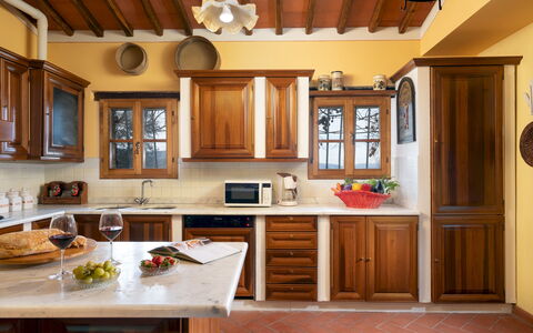 Podere Belvedere 6: Mueble, Cocina, Gabinetes, Mostrador, Diseño De Interiores, Madera, Piso, Aparato De Cocina, Alacena, Casa