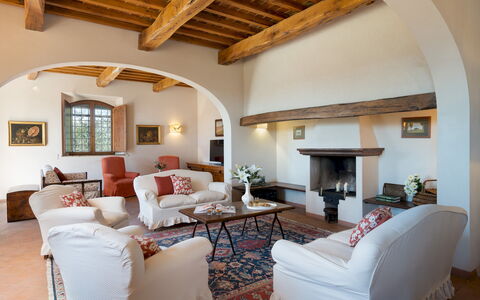 Cosciano 12: Mueble, Diseño De Interiores, Pared, Sofá, Piso, Techo, Sala, Casa, Habitación, Mesa