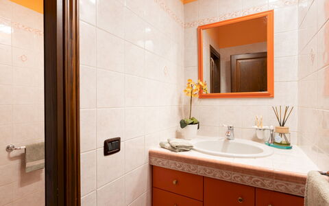 Villa Nikka 6: Lavabo Del Baño, Arreglo De Tubería, Lavabo, Baño, Diseño De Interiores, Mueble De Baño, Piso, Mostrador, Grifo, Suelo