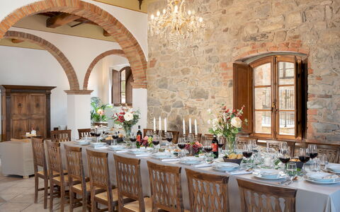 Guado al Sole 26+4: Mueble, Mesa, Diseño De Interiores, Vajilla, Silla, Cocina Y Comedor Mesa, Manteles, Comedor, Restaurante, Techo