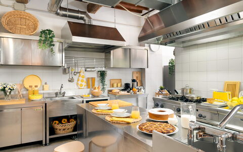 Guado al Sole 26+4: Cocina, Diseño De Interiores, Mostrador, Aparato De Cocina, Mueble, Electrodoméstico, Electrodoméstico, Comida, Lámpara, Gabinetes