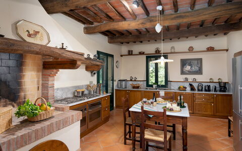 Villa Paesante 8: Mueble, Cocina, Diseño De Interiores, Piso, Madera, Casa, Mostrador, Gabinetes, Mesa, Suelo