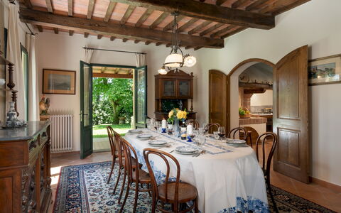 Villa Paesante 8: Mueble, Diseño De Interiores, Mesa, Madera, Comedor, Silla, Piso, Cocina Y Comedor Mesa, Techo, Encendiendo