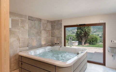 Terrazza sulla Valle 4+2: Piso, Arreglo De Tubería, Diseño De Interiores, Suelo, Bañera, Habitación, Baño, Plomería, Planta De Casa