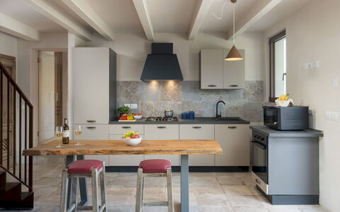 Terrazza sulla Valle 4+2: Mueble, Cocina, Mostrador, Diseño De Interiores, Aparato De Cocina, Piso, Gabinetes, Pared, Lámpara, Madera