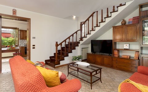 Villa Irene 6: Mueble, Diseño De Interiores, Piso, Madera, Suelo, Habitación, Sofá, Sala, Techo, Casa