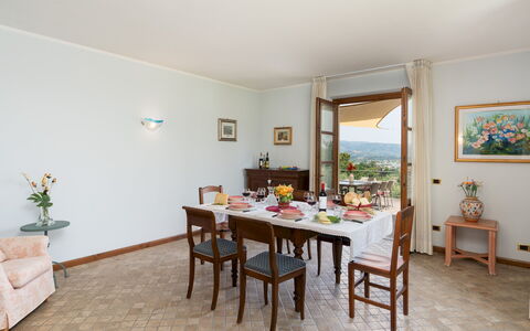 Villa Irene 6: Mueble, Diseño De Interiores, Piso, Mesa, Silla, Suelo, Comedor, Habitación, Cocina Y Comedor Mesa, Techo